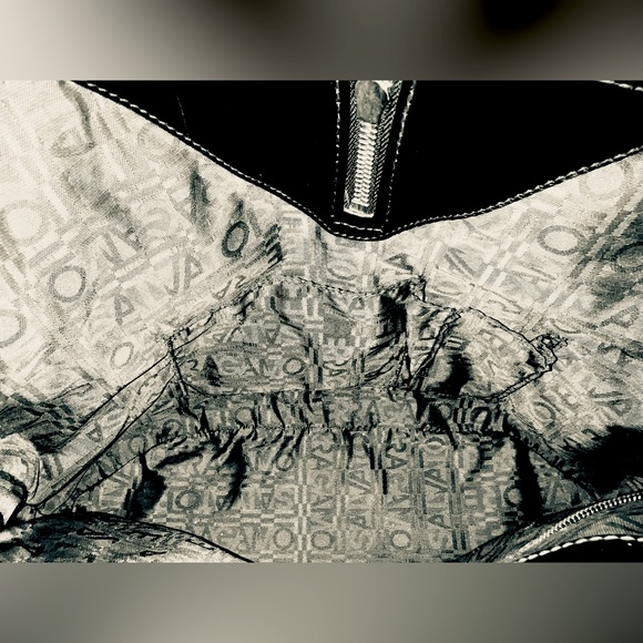 SALVATORE FERRAGAMO TOTE BAG IN BLACK PATENT LEATHER - Picture 9 of 10